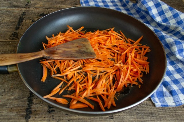 Кладём морковку в сковороду с растительным маслом Кладём морковку в сковороду с растительным маслом