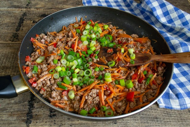 Жарим овощи с мясом 10 минут, перемешиваем. Через 10 минут приправляем Жарим овощи с мясом 10 минут, перемешиваем. Через 10 минут приправляем