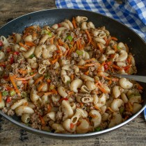 Прогреваем соус с рожками несколько минут Прогреваем соус с рожками несколько минут