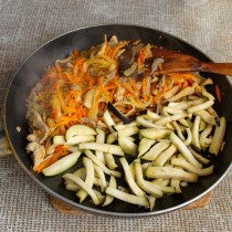 Пассеруем лук и морковь, добавляем мясо. Обжариваем баклажан, перемешиваем Пассеруем лук и морковь, добавляем мясо. Обжариваем баклажан, перемешиваем