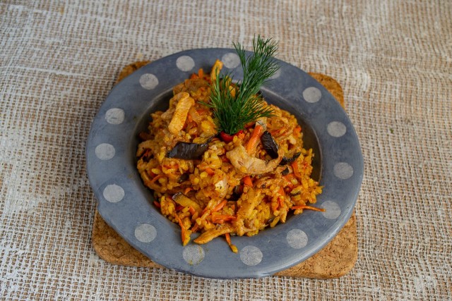 Украшаем пикантное рагу с овощами и рисом свежей зеленью, посыпаем кунжутом или черным перцем Украшаем пикантное рагу с овощами и рисом свежей зеленью, посыпаем кунжутом или черным перцем