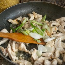 Кладём нарезанный лук к обжаренному мясу, обжариваем до мягкости, солим и перчим Кладём нарезанный лук к обжаренному мясу, обжариваем до мягкости, солим и перчим