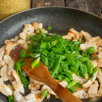 Высыпаем зелёный лук на готовую курицу, прогреваем буквально минуту Высыпаем зелёный лук на готовую курицу, прогреваем буквально минуту