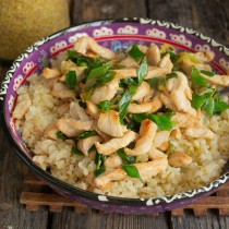 Выкладываем немного остывшее куриное филе с луком Выкладываем немного остывшее куриное филе с луком