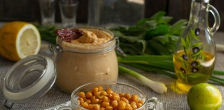 Закуски из нута — хумус с вялеными томатами и жареный нут