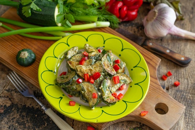 Жареные кабачки со сметаной и чесноком