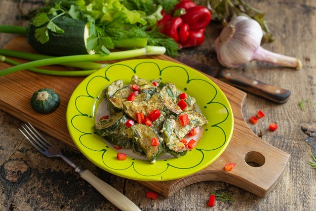 Жареные кабачки со сметаной и чесноком Жареные кабачки со сметаной и чесноком