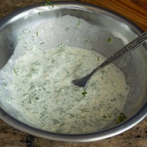 Добавляем 2-3 ст. л. холодной воды, солим Добавляем 2-3 ст. л. холодной воды, солим