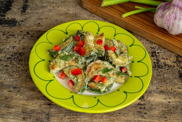 Выкладываем жареные кабачки с соусом на тарелку, посыпаем кубиками перца. Готово! Выкладываем жареные кабачки с соусом на тарелку, посыпаем кубиками перца. Готово!