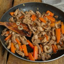 Быстро обжариваем мясо, смешиваем с овощами. Убавляем огонь, готовим 10 минут и солим Быстро обжариваем мясо, смешиваем с овощами. Убавляем огонь, готовим 10 минут и солим
