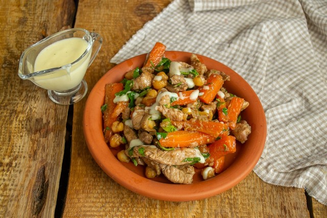 Выкладываем нут с мясом на тарелку, поливаем сырным соусом и сразу подаём на стол Выкладываем нут с мясом на тарелку, поливаем сырным соусом и сразу подаём на стол
