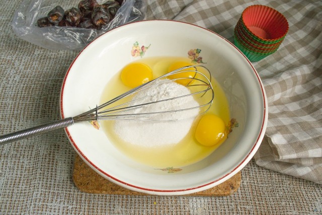 Разбиваем в миску яйца, добавляем ванилин и сахарный песок, смешиваем ингредиенты венчиком