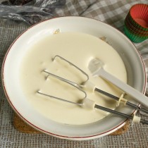 Взбиваем яйца с сахаром Взбиваем яйца с сахаром