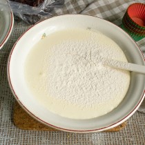 На взбитую смесь просеиваем пшеничную муку, аккуратно смешиваем ингредиенты На взбитую смесь просеиваем пшеничную муку, аккуратно смешиваем ингредиенты