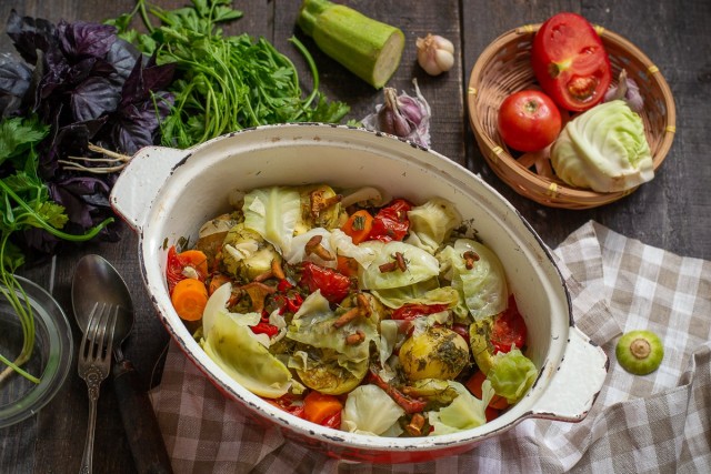 Нежные говяжьи рёбрышки тушеные с овощами и лисичками Нежные говяжьи рёбрышки тушеные с овощами и лисичками