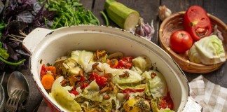 Нежные говяжьи рёбрышки тушеные с овощами и лисичками