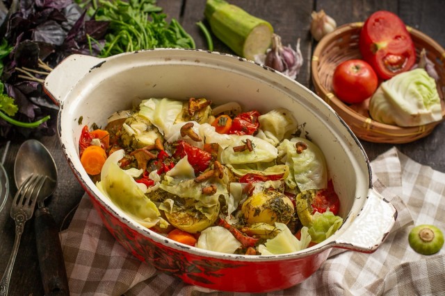 Нежные говяжьи рёбрышки тушеные с овощами и лисичками