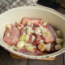 На мясо высыпаем примерно половину нарезанного лука На мясо высыпаем примерно половину нарезанного лука