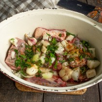 Рёбрышки с луком посыпаем зеленью и сухой смесью специй для мясного рагу Рёбрышки с луком посыпаем зеленью и сухой смесью специй для мясного рагу