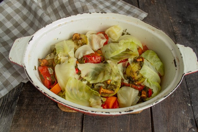 Тушим говяжьи рёбрышки с овощами и лисичками под крышкой Тушим говяжьи рёбрышки с овощами и лисичками под крышкой