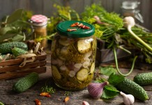 Маринованный салат из огурцов с луком и чесноком на зиму Маринованный салат из огурцов с луком и чесноком на зиму