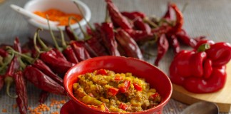 Огненный чили кон карне с красной чечевицей