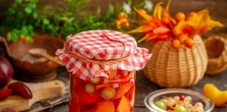 Персиковый компот на зиму с красными сливами и садовыми ягодами