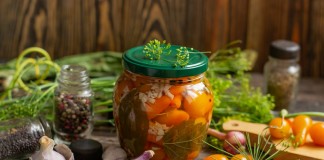 Помидоры «под снегом» — маринованные черри с чесноком и укропом
