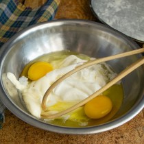 В миску разбиваем яйца, солим, добавляем майонез и сметану