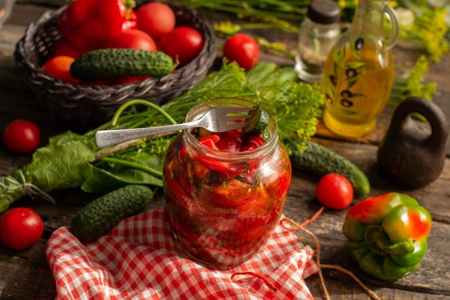 Вкусный и простой салат из помидоров и огурцов на зиму Вкусный и простой салат из помидоров и огурцов на зиму