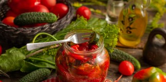 Вкусный и простой салат из помидоров и огурцов на зиму