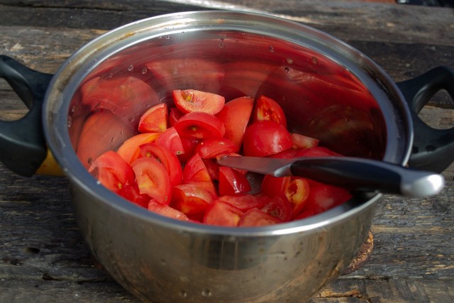 Нарезанные помидоры кладём в большую кастрюлю с толстым дном