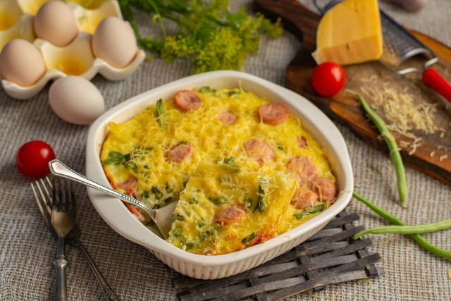 Сытная запеканка из вермишели с сосисками и стручковой фасолью Сытная запеканка из вермишели с сосисками и стручковой фасолью