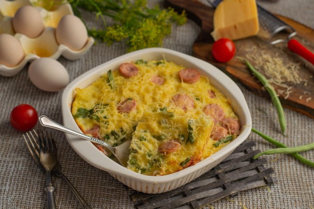 Сытная запеканка из вермишели с сосисками и стручковой фасолью