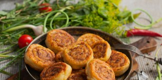 Вкуснейшие пирожки-рулетики с фаршем на сковороде