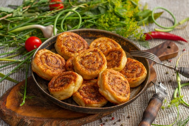 Вкуснейшие пирожки-рулетики с фаршем на сковороде Вкуснейшие пирожки-рулетики с фаршем на сковороде