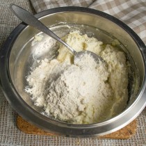Просеиваем на творог смесь соды и муки Просеиваем на творог смесь соды и муки
