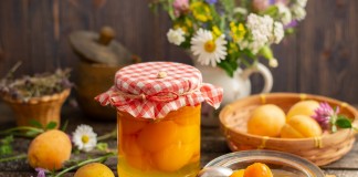 Абрикосы в сиропе — ароматный абрикосовый компот с кардамоном