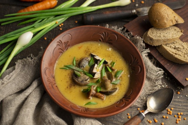 Ароматный грибной крем-суп с чечевицей