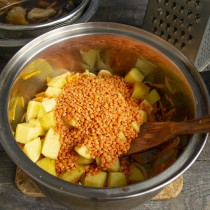 Насыпаем красную чечевицу, добавляем раскрошенный кубик куриного бульона Насыпаем красную чечевицу, добавляем раскрошенный кубик куриного бульона