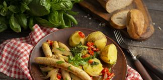 Французские жареные колбаски с картошкой