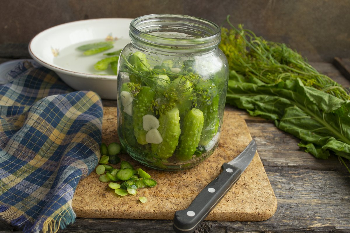 Огурцы в банке на зиму вкусные. Банки огурцов. Хрустящие огурчики. Огурцы в банках. Солёные огурцы.