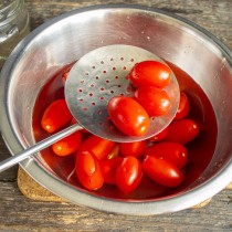 Кладём помидоры в кипящую воду на 1-2 минуты, перекладываем в подготовленную тару