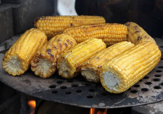 Кукурузу варят, запекают на углях, на мангале, в фольге в духовке