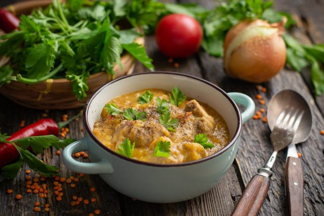 Нежная тушеная свинина с чечевицей по-португальски