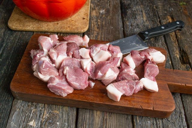 Нарезаем мясо поперёк волокон крупными кусками Нарезаем мясо поперёк волокон крупными кусками