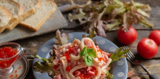 Лёгкий салат «Красное море» с кальмарами