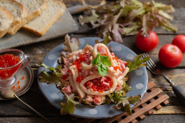 Лёгкий салат «Красное море» с кальмарами