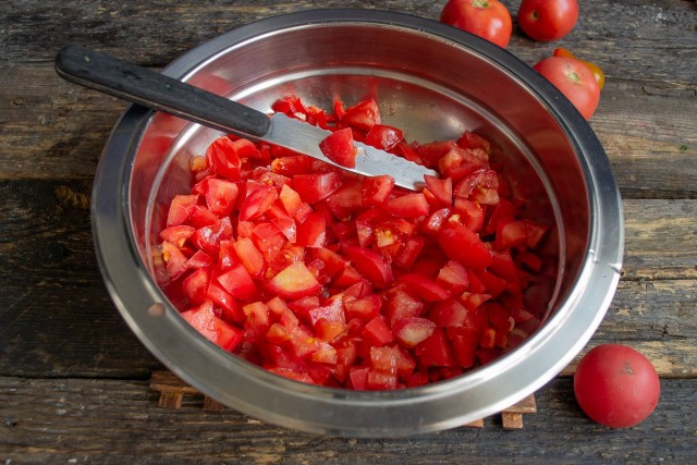 Мякоть томатов нарезаем мелко, добавляем к нарезанному перцу