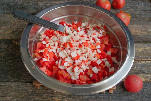 Нарезаем и добавляем крабовые палочки или крабовое мясо Нарезаем и добавляем крабовые палочки или крабовое мясо
